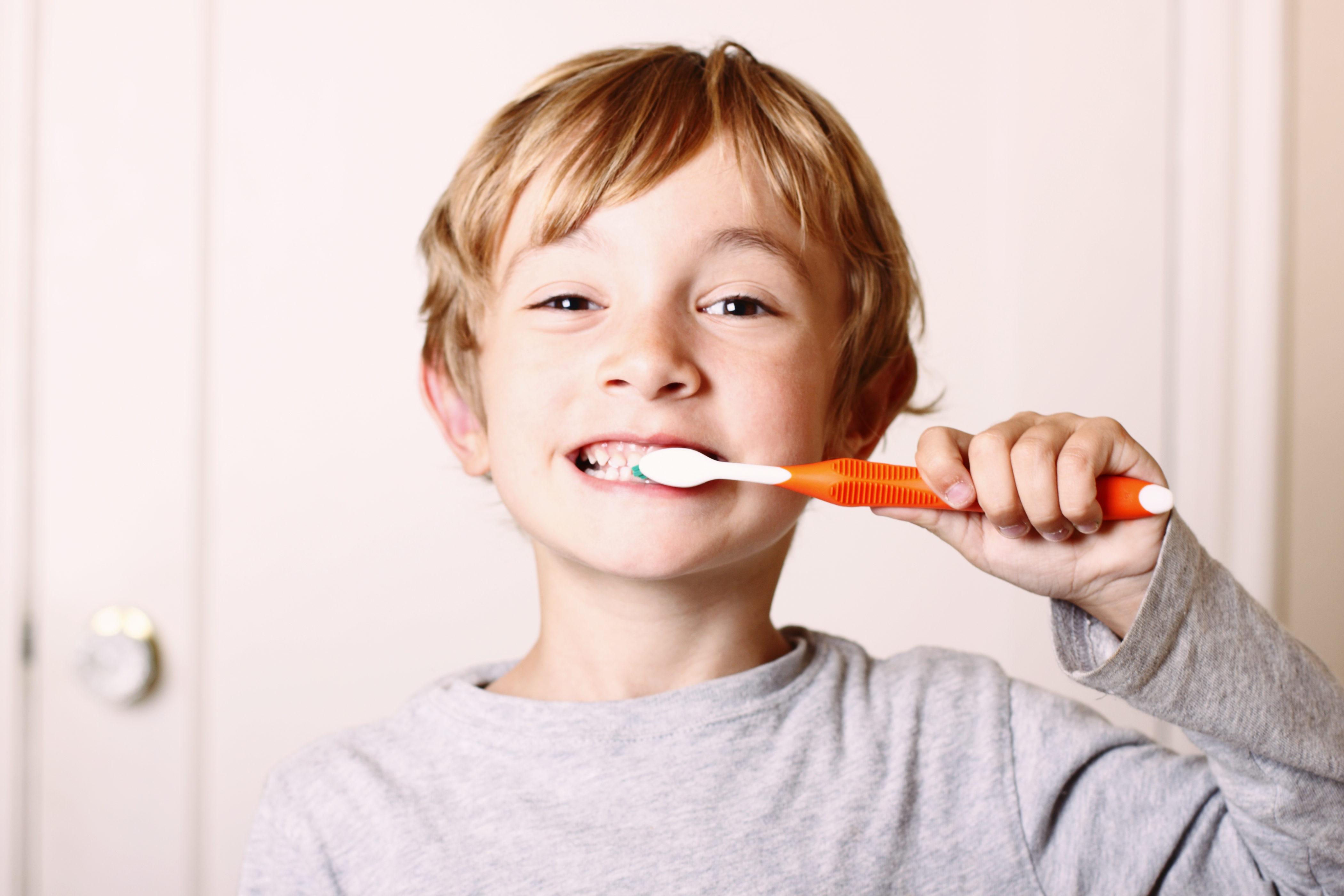 Чистить зубы во время поста. Чистим зубы!. Мальчик чистит зубы. Зубная щетка для детей. Мальчик с зубной щеткой.