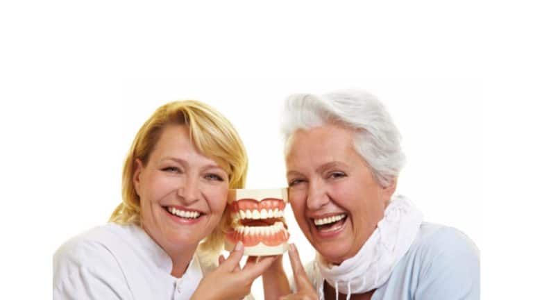 Prótesis para la salud bucodental de pacientes en la tercera edad